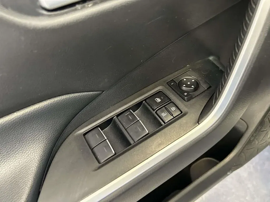 2024 Toyota RAV4 XLE thumbnail 18