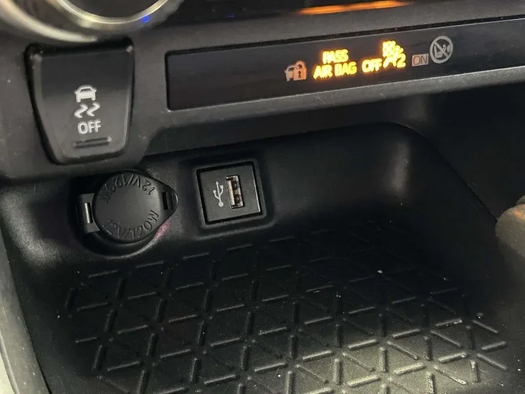 2024 Toyota RAV4 XLE thumbnail 23