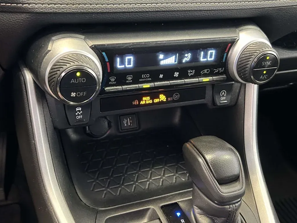 2024 Toyota RAV4 XLE thumbnail 24
