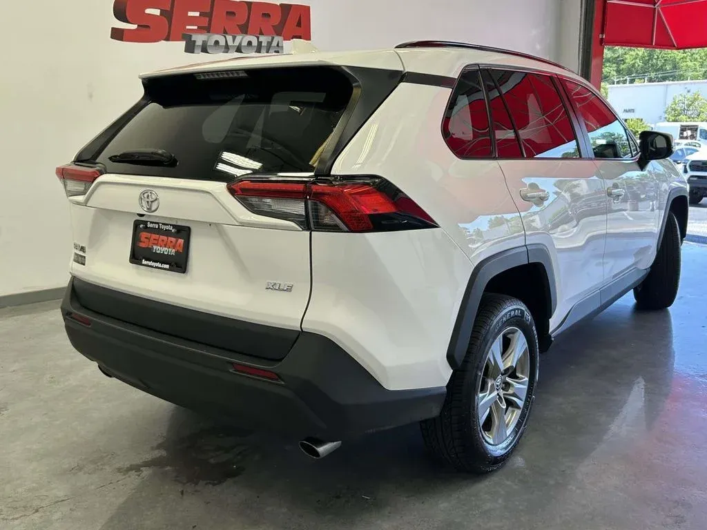 2024 Toyota RAV4 XLE thumbnail 3