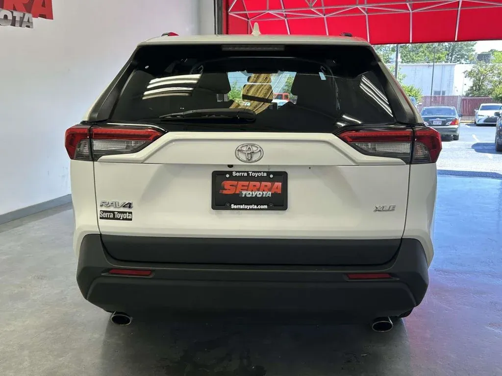 2024 Toyota RAV4 XLE thumbnail 4