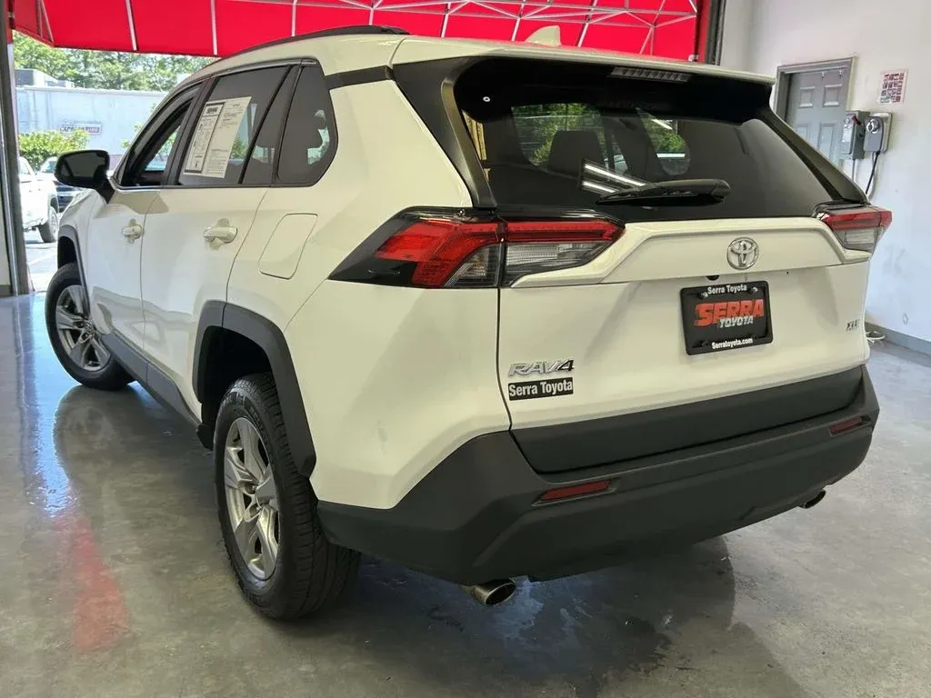 2024 Toyota RAV4 XLE thumbnail 5
