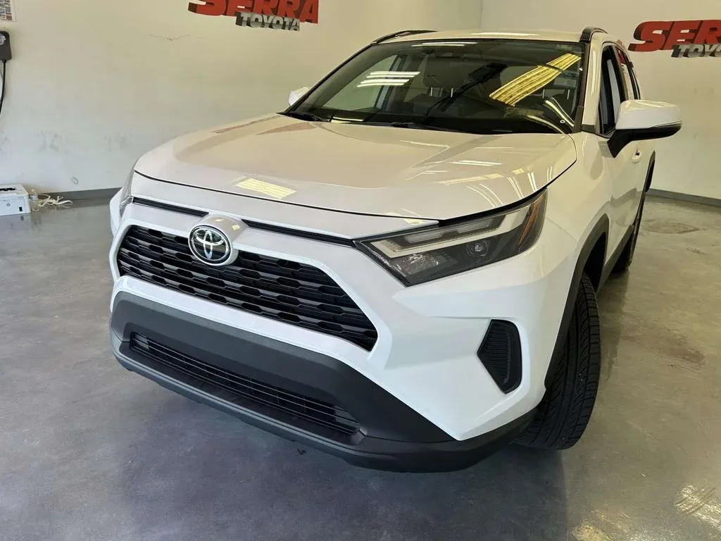 2024 Toyota RAV4 XLE thumbnail 7