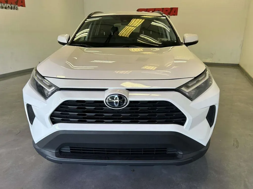 2024 Toyota RAV4 XLE thumbnail 8