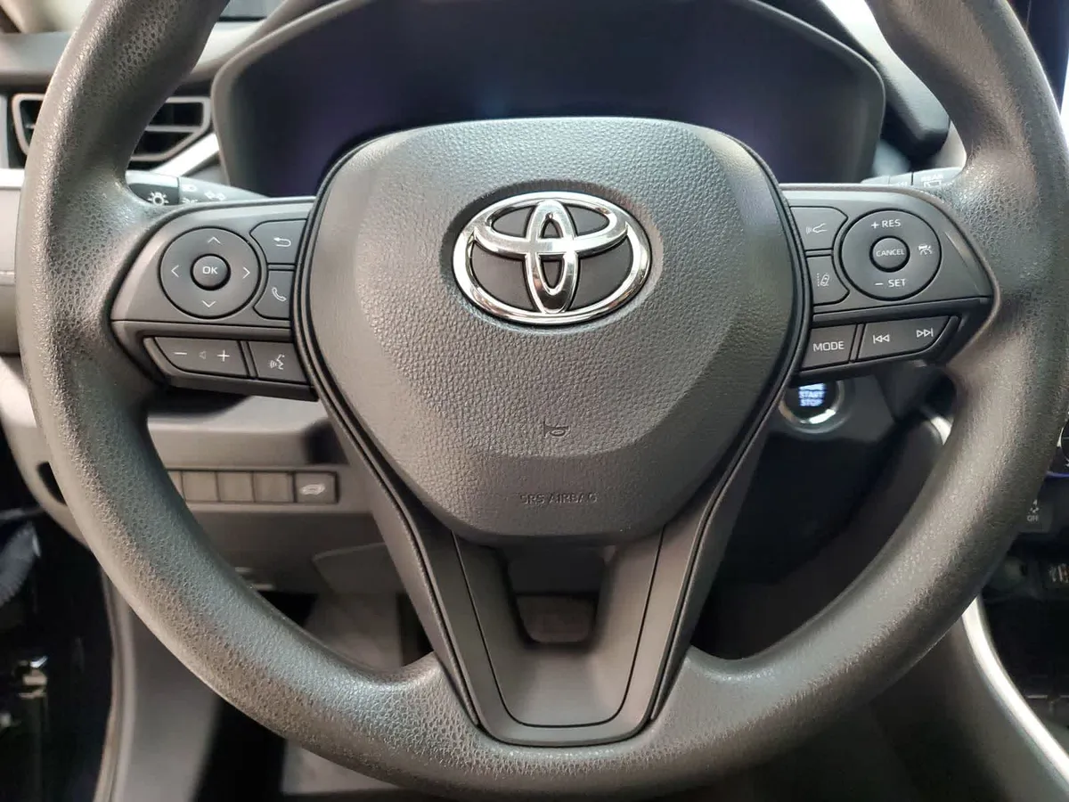 2024 Toyota RAV4 XLE thumbnail 10