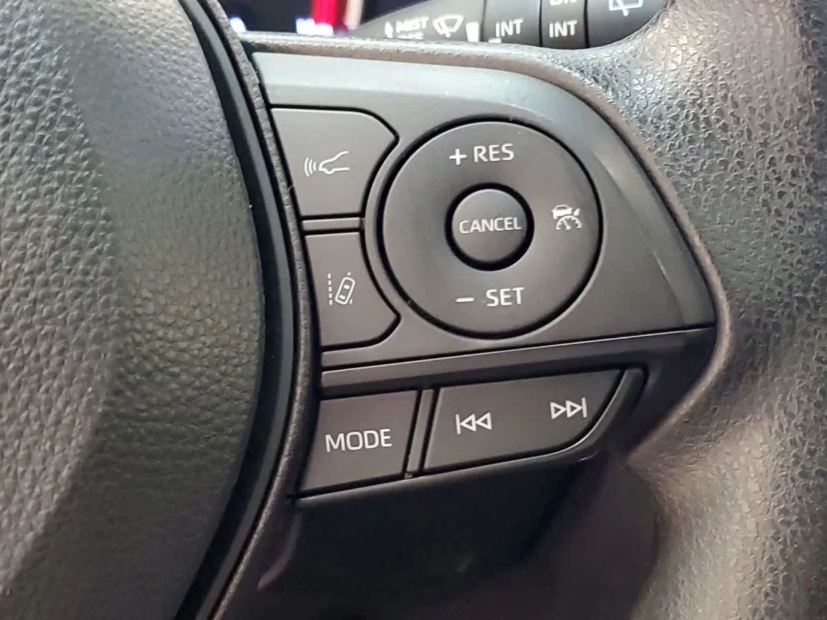 2024 Toyota RAV4 XLE thumbnail 12