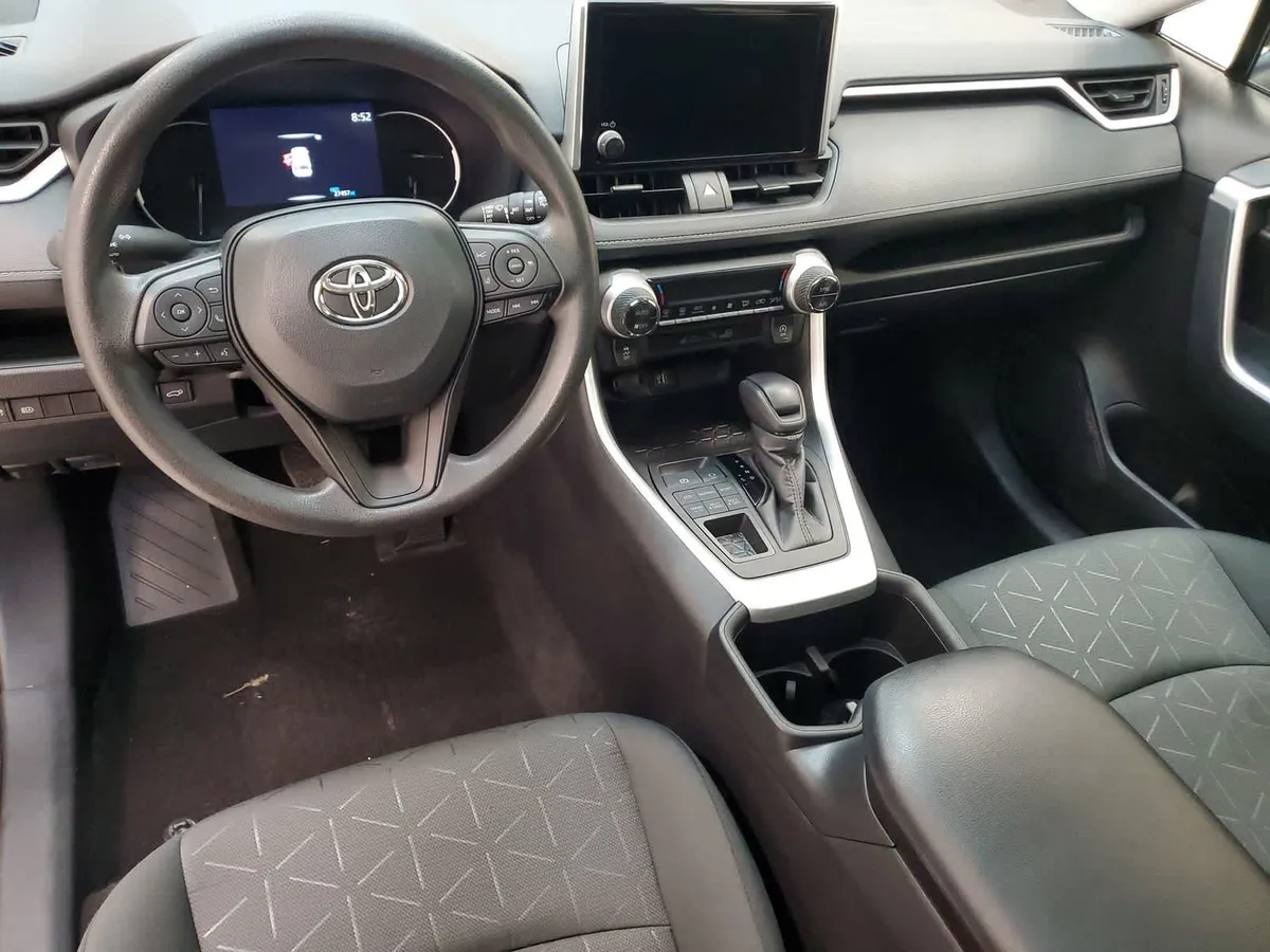 2024 Toyota RAV4 XLE thumbnail 18