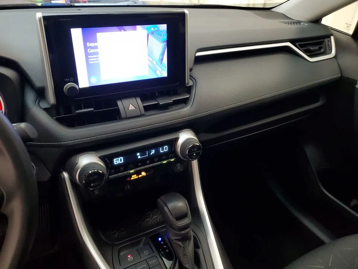 2024 Toyota RAV4 XLE thumbnail 29