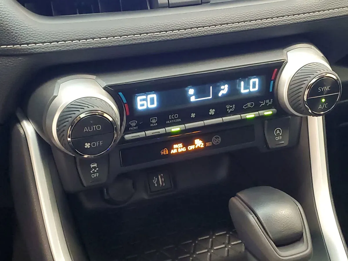 2024 Toyota RAV4 XLE thumbnail 30