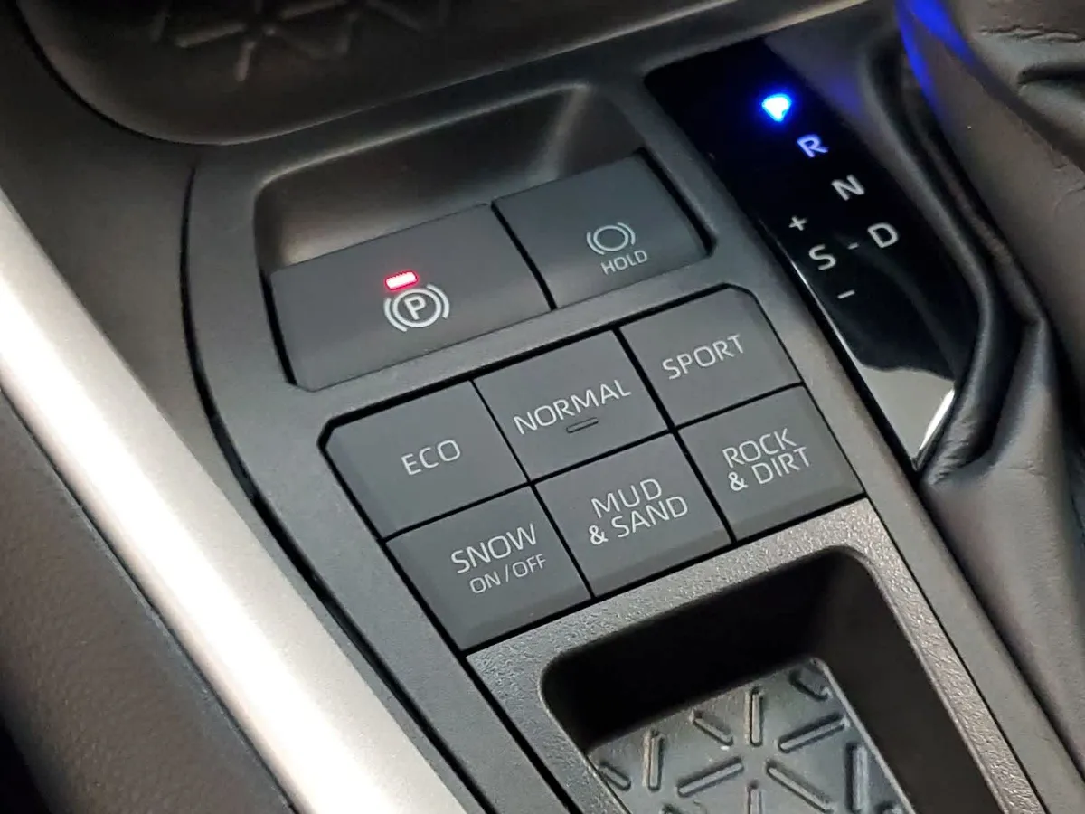 2024 Toyota RAV4 XLE thumbnail 31