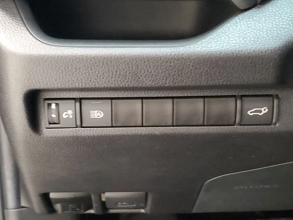 2024 Toyota RAV4 XLE thumbnail 33