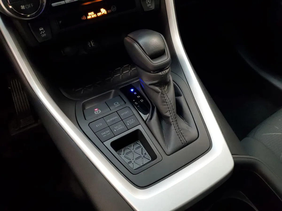 2024 Toyota RAV4 XLE thumbnail 8