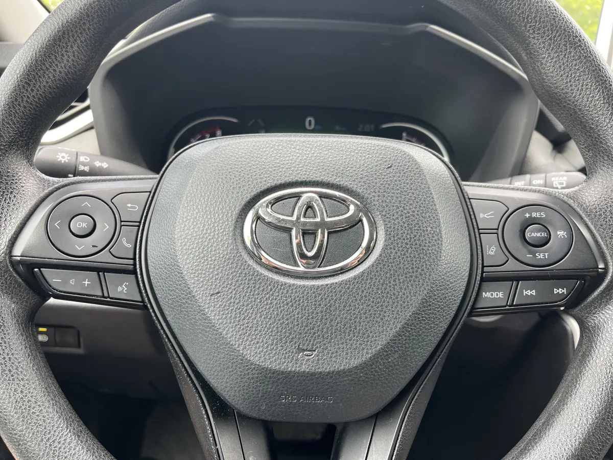 2024 Toyota RAV4 XLE thumbnail 10
