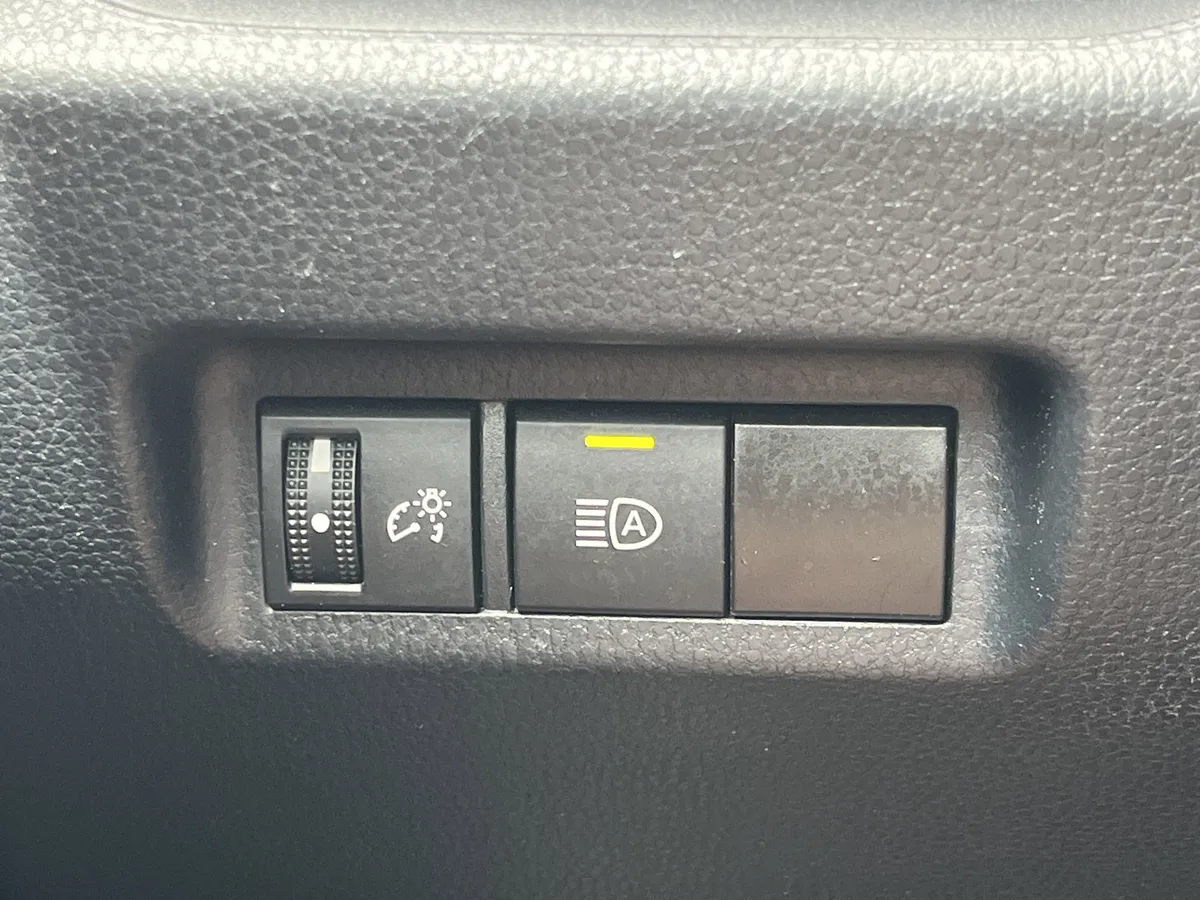 2024 Toyota RAV4 XLE thumbnail 12