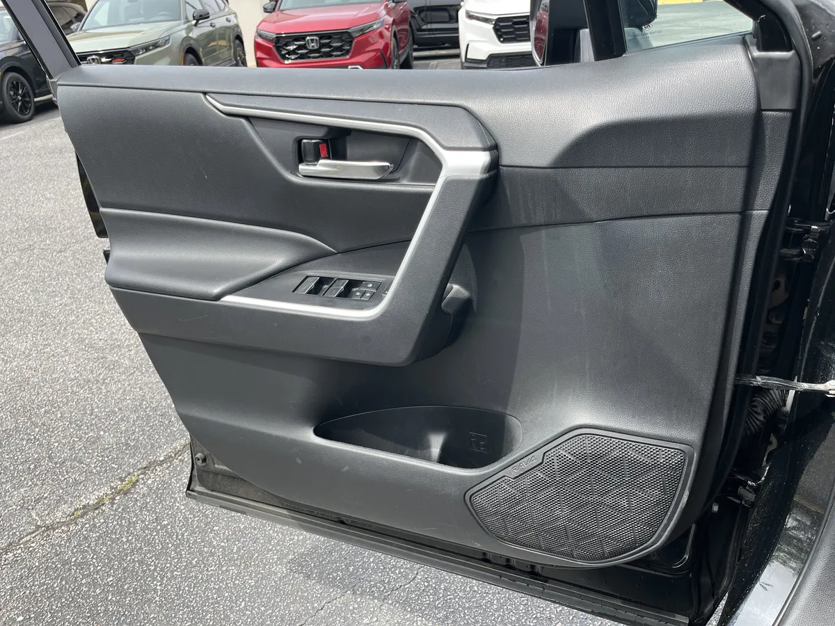 2024 Toyota RAV4 XLE thumbnail 13