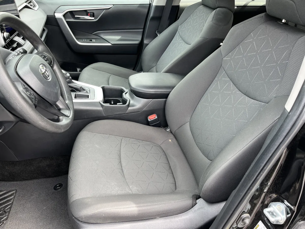 2024 Toyota RAV4 XLE thumbnail 14