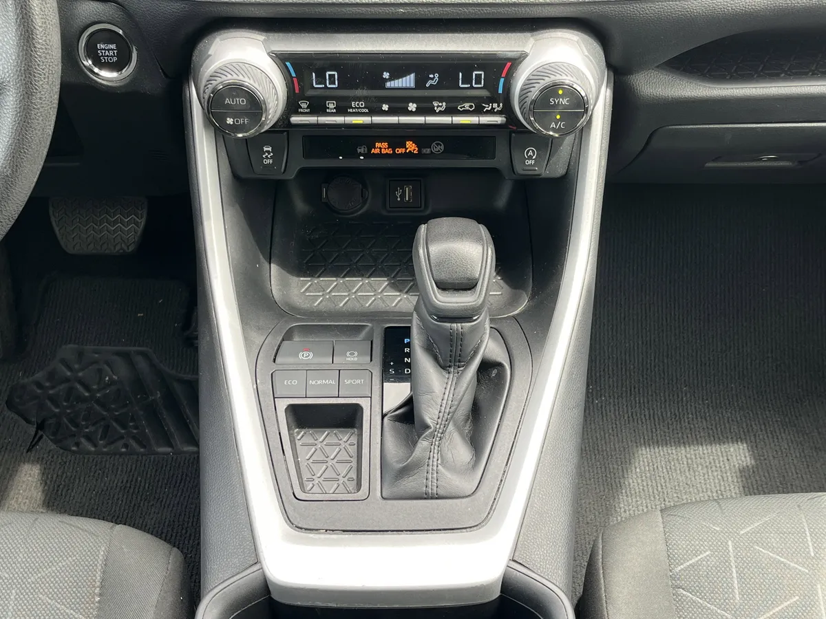 2024 Toyota RAV4 XLE thumbnail 5