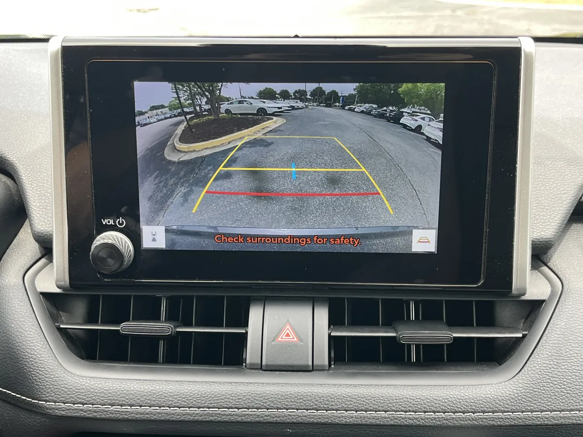 2024 Toyota RAV4 XLE thumbnail 6