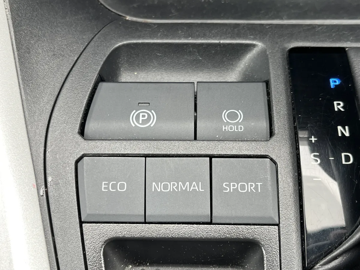 2024 Toyota RAV4 XLE thumbnail 8