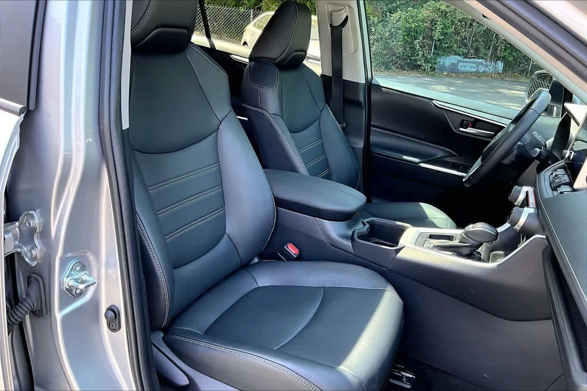 2024 Toyota RAV4 XLE Premium thumbnail 14