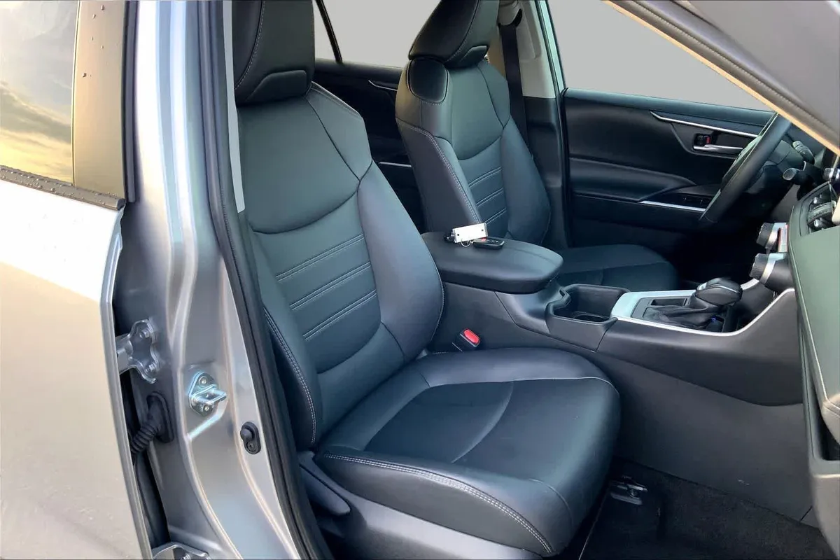 2024 Toyota RAV4 XLE Premium thumbnail 15