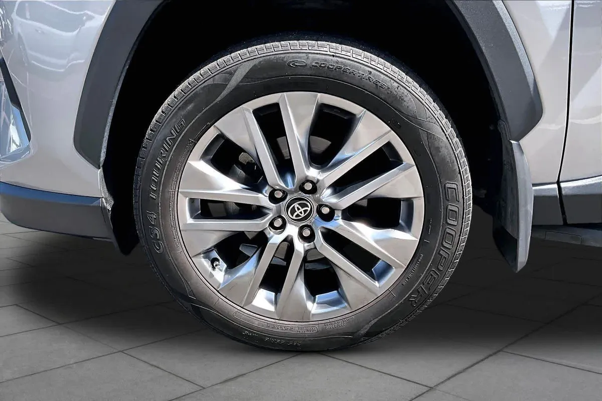 2024 Toyota RAV4 XLE Premium thumbnail 17