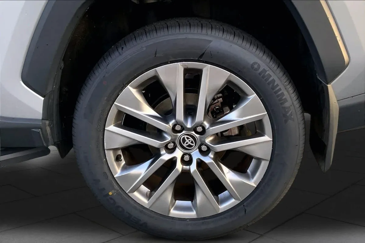 2024 Toyota RAV4 XLE Premium thumbnail 18