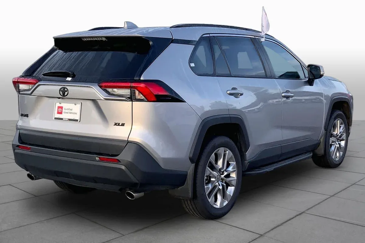 2024 Toyota RAV4 XLE Premium thumbnail 22