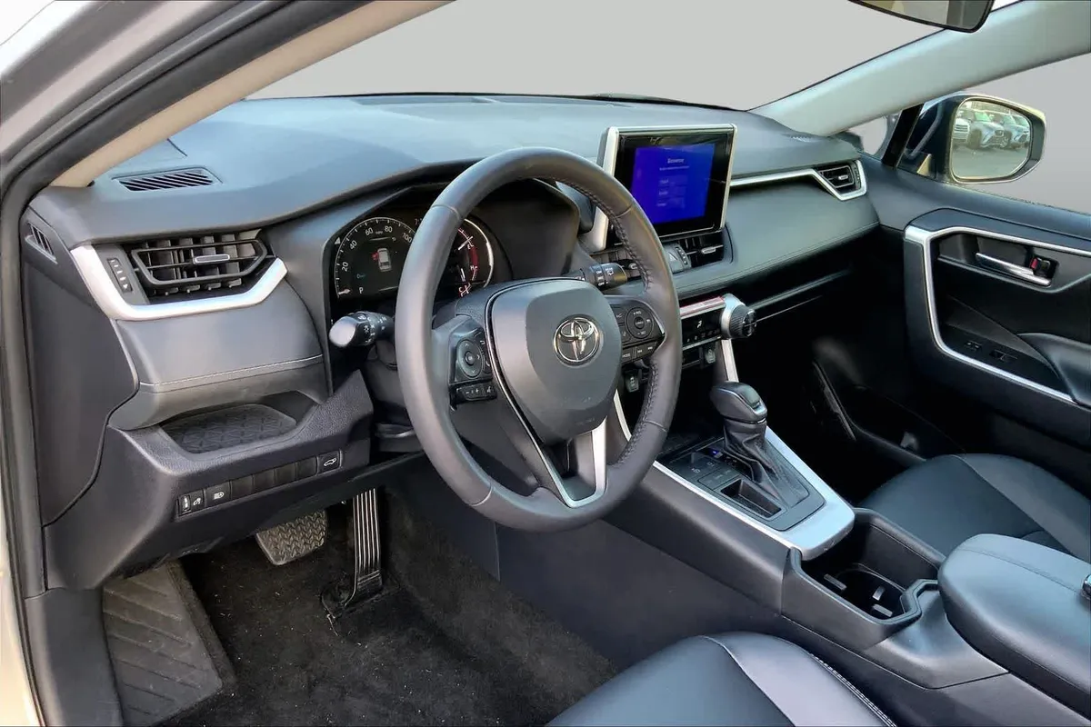 2024 Toyota RAV4 XLE Premium thumbnail 28