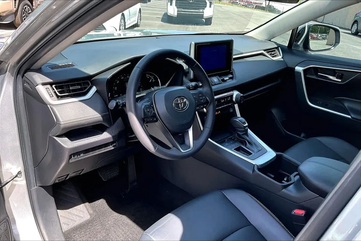 2024 Toyota RAV4 XLE Premium thumbnail 29