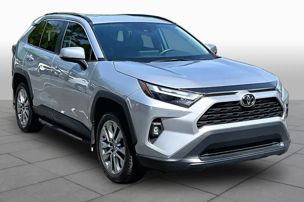 2024 Toyota RAV4 XLE Premium thumbnail 3