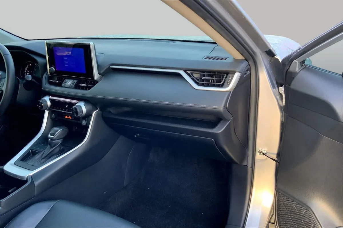 2024 Toyota RAV4 XLE Premium thumbnail 30