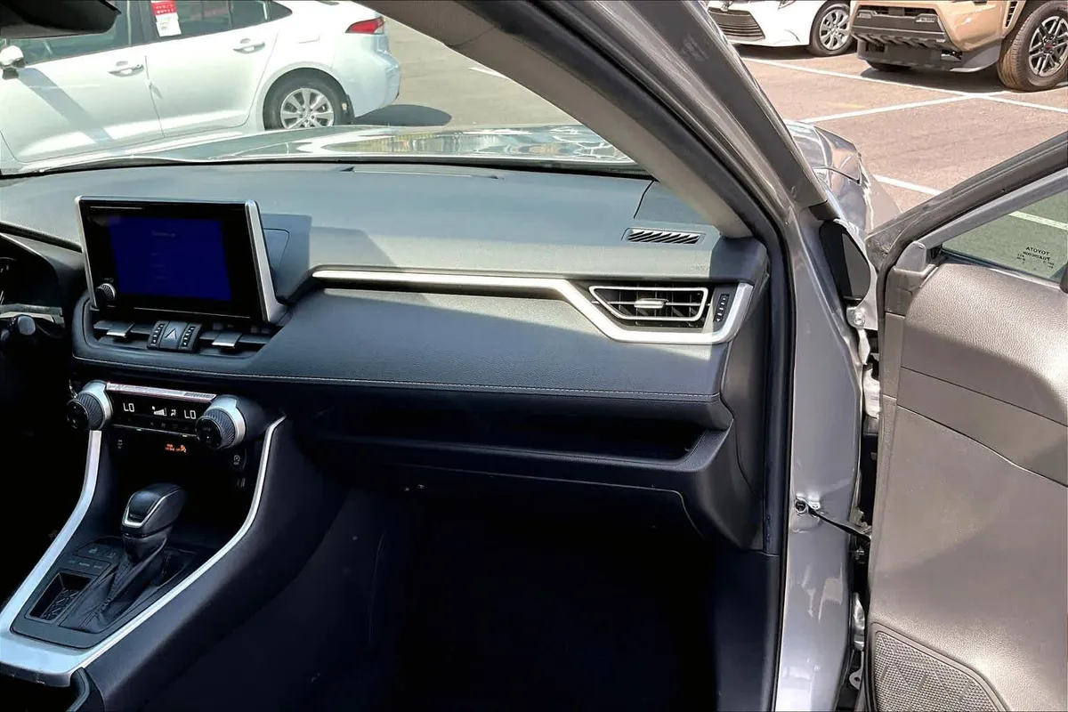 2024 Toyota RAV4 XLE Premium thumbnail 31