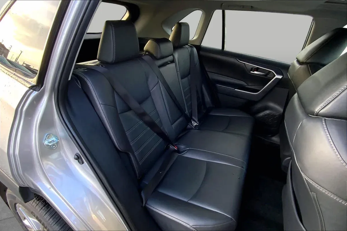 2024 Toyota RAV4 XLE Premium thumbnail 32