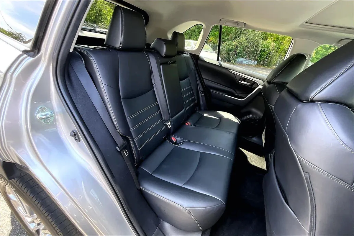 2024 Toyota RAV4 XLE Premium thumbnail 33