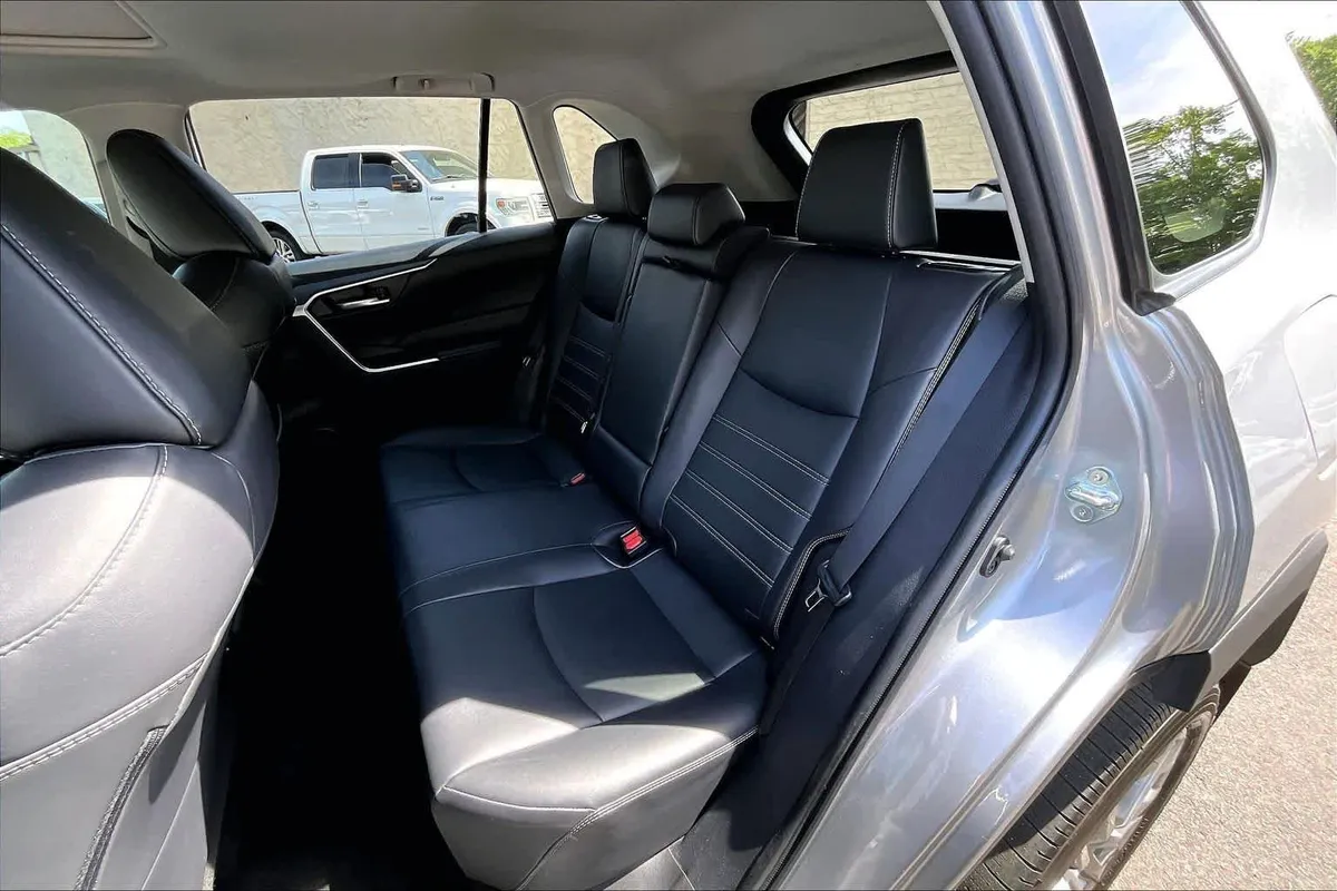 2024 Toyota RAV4 XLE Premium thumbnail 35