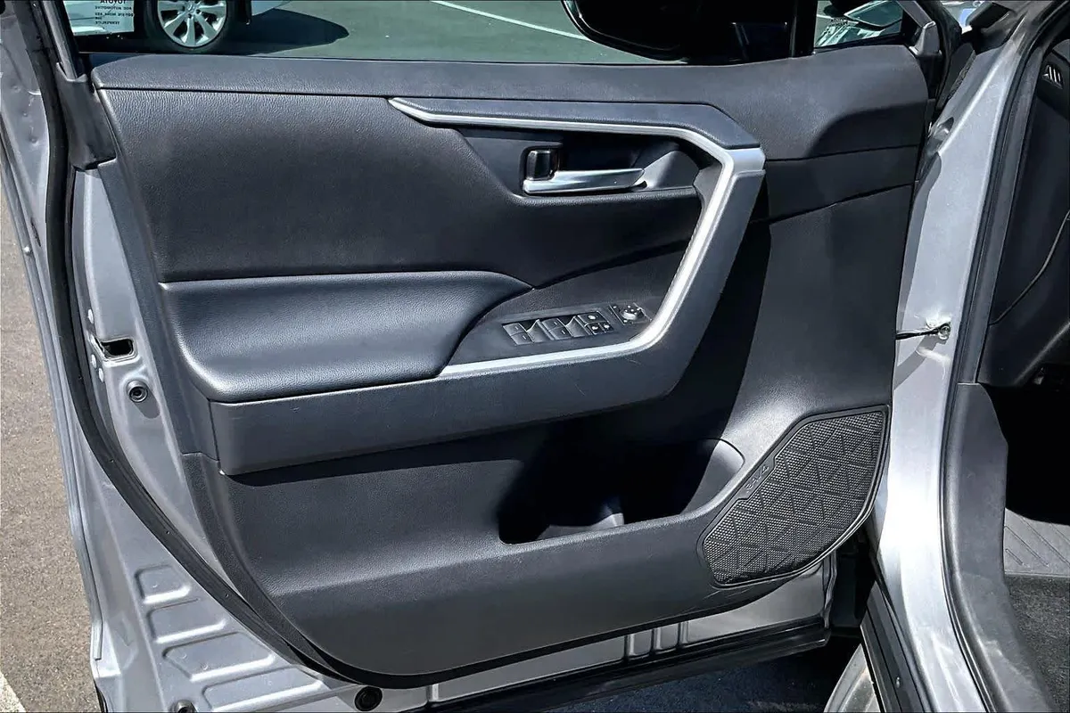 2024 Toyota RAV4 XLE Premium thumbnail 37