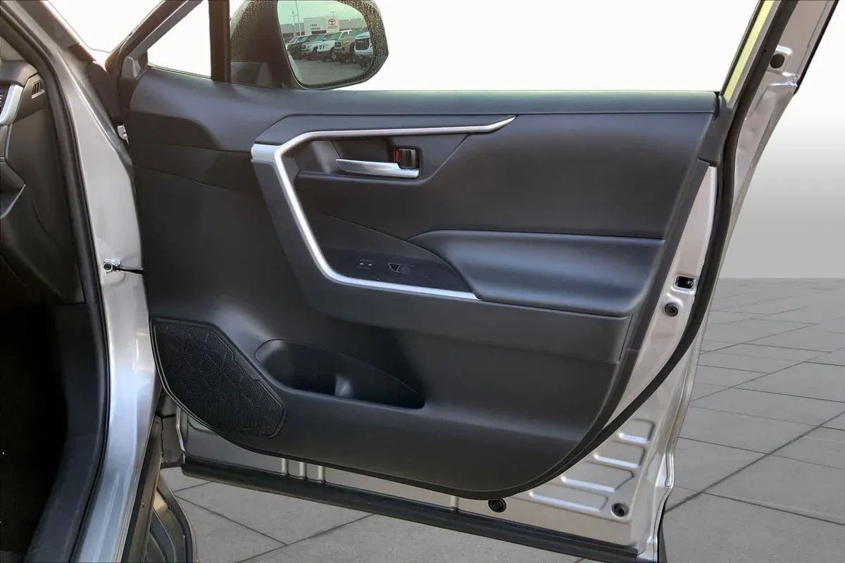 2024 Toyota RAV4 XLE Premium thumbnail 38