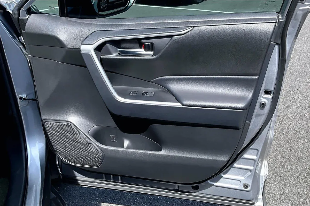 2024 Toyota RAV4 XLE Premium thumbnail 39