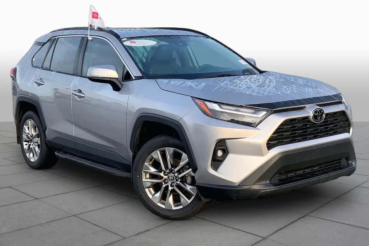 2024 Toyota RAV4 XLE Premium thumbnail 4