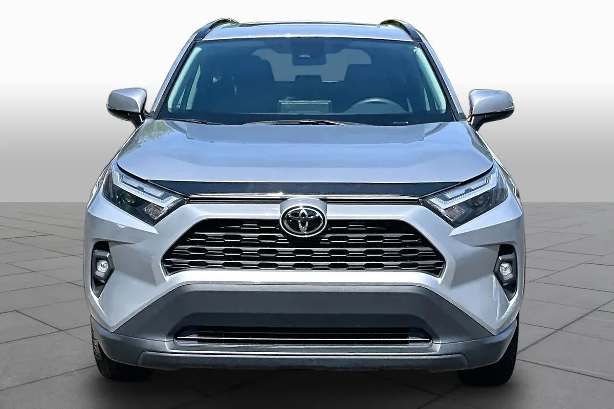 2024 Toyota RAV4 XLE Premium thumbnail 5