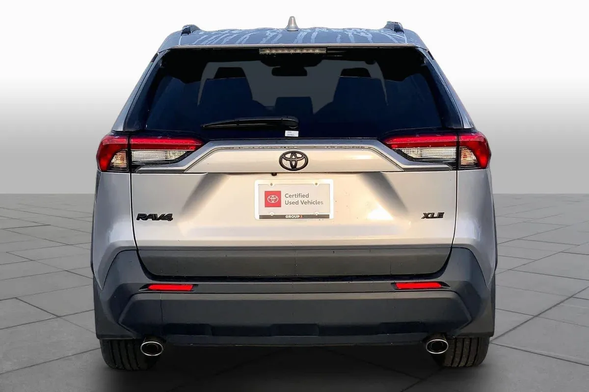 2024 Toyota RAV4 XLE Premium thumbnail 7