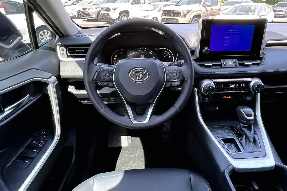 2024 Toyota RAV4 XLE Premium thumbnail 8