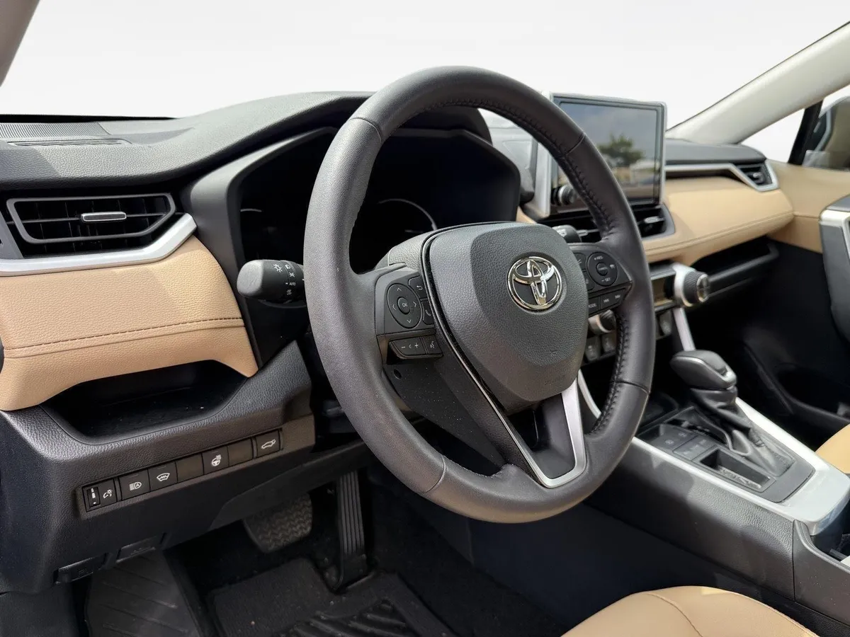 2024 Toyota RAV4 XLE Premium thumbnail 11