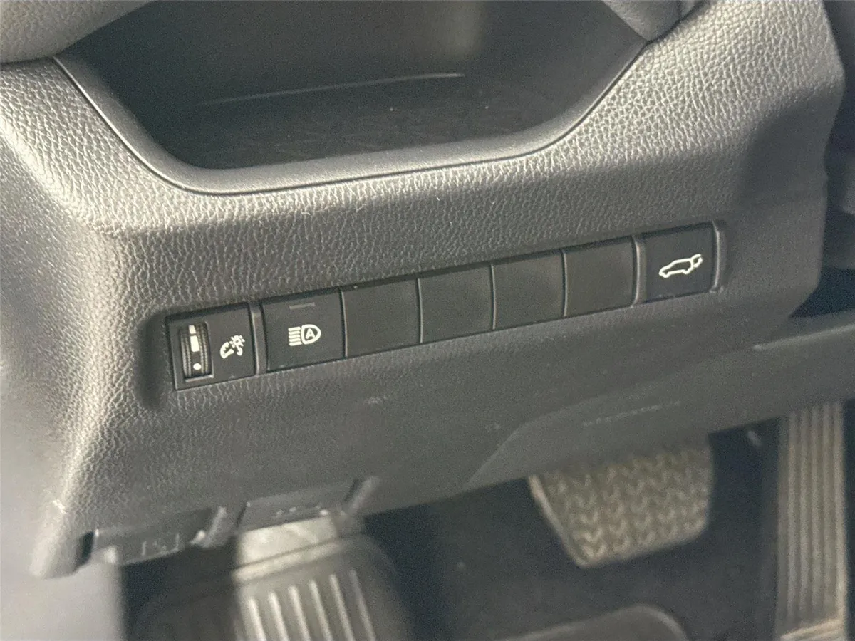 2024 Toyota RAV4 XLE Premium thumbnail 15