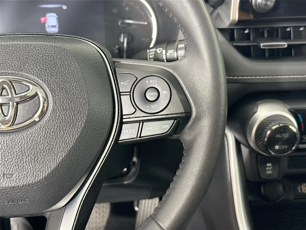 2024 Toyota RAV4 XLE Premium thumbnail 18