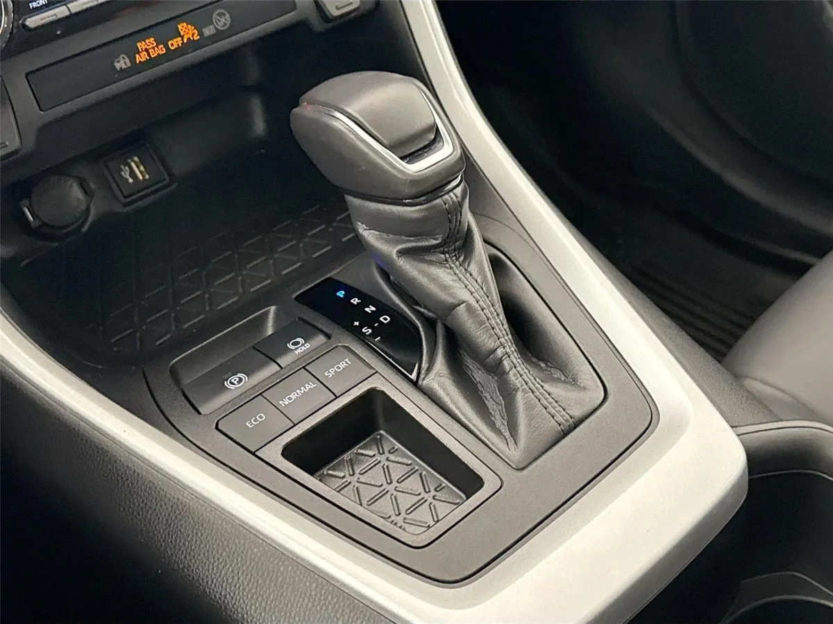 2024 Toyota RAV4 XLE Premium thumbnail 25