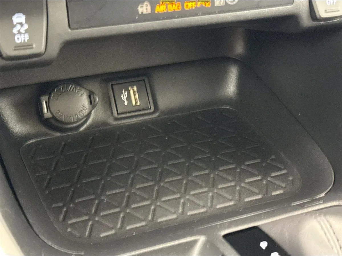 2024 Toyota RAV4 XLE Premium thumbnail 26