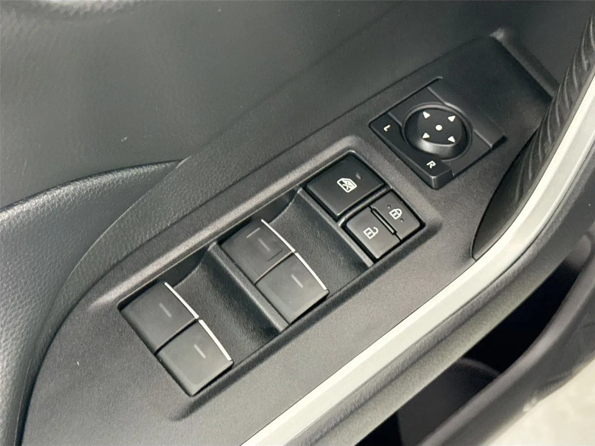 2024 Toyota RAV4 XLE Premium thumbnail 28