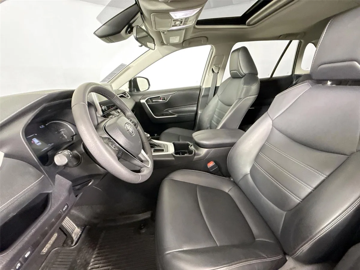 2024 Toyota RAV4 XLE Premium thumbnail 3